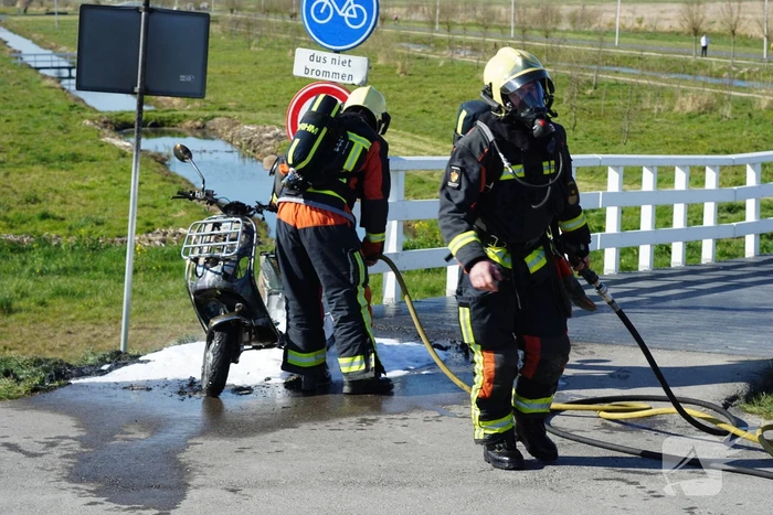 Scooter vliegt spontaan in brand