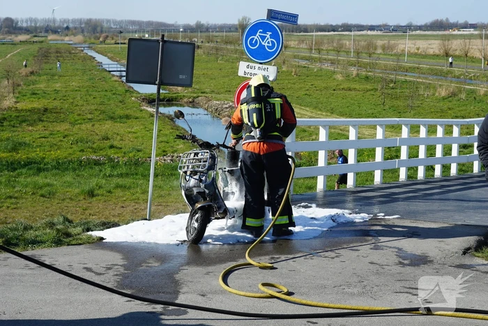 Scooter vliegt spontaan in brand