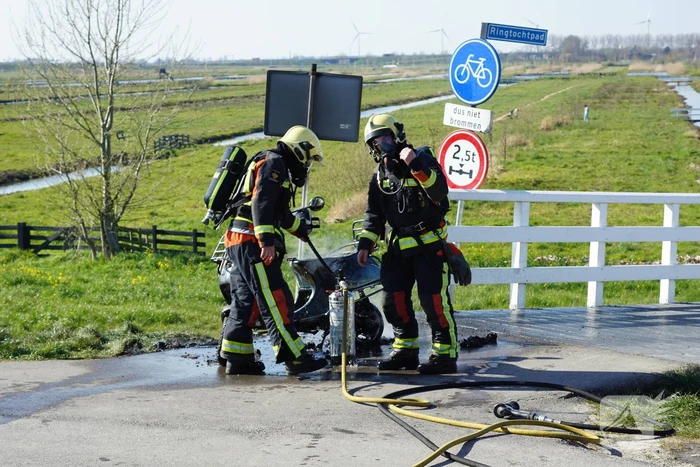 Scooter vliegt spontaan in brand