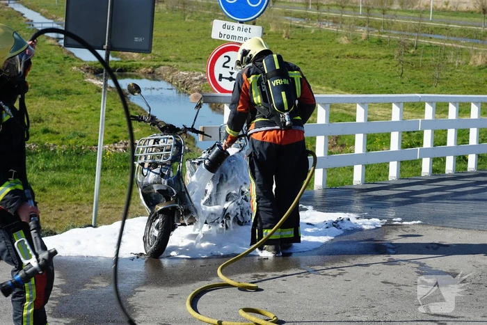 Scooter vliegt spontaan in brand