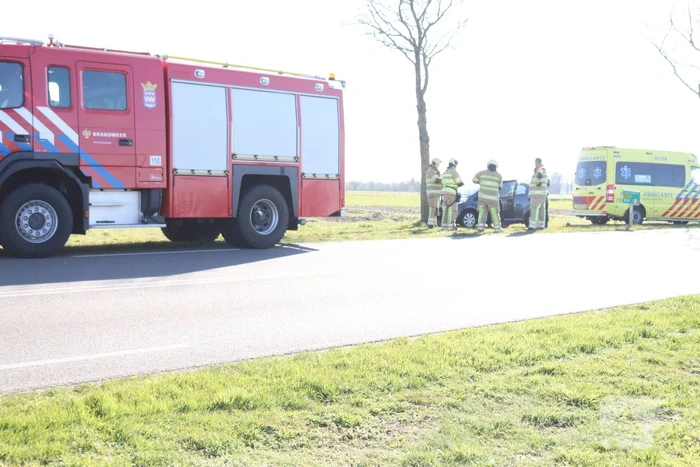 Auto botst op boom, inzittende bekneld