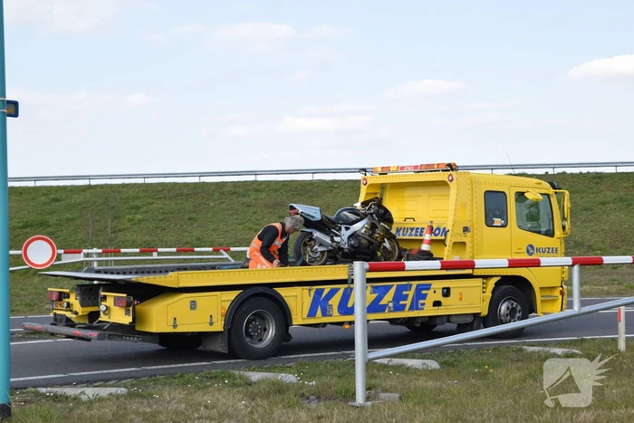 Motorrijder gaat onderuit en raakt gewond