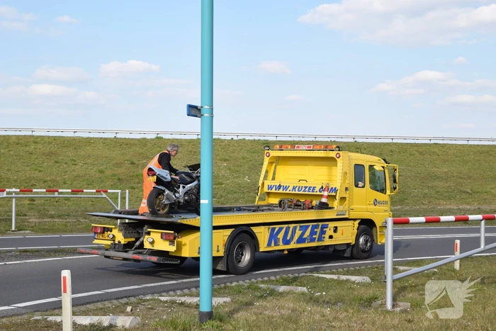 Motorrijder gaat onderuit en raakt gewond