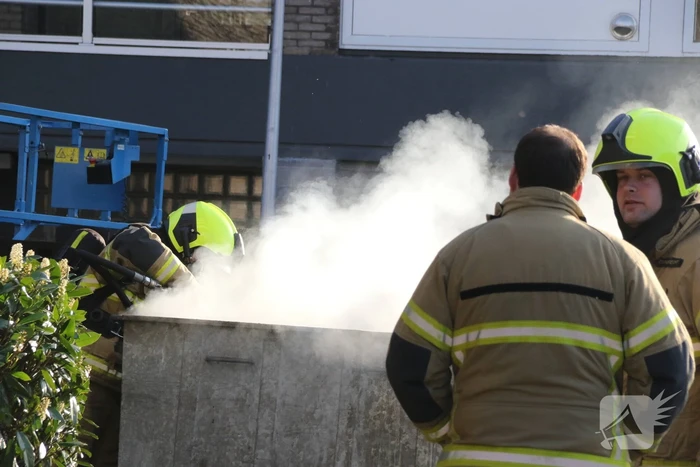Veel rook bij brand in container