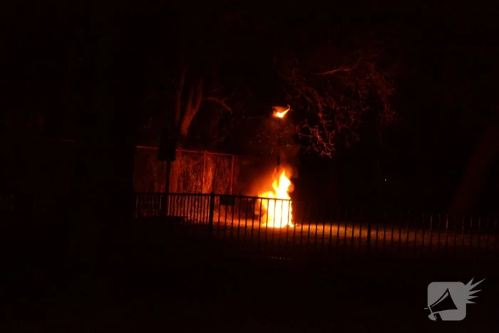 Lantaarnpaal vliegt in brand