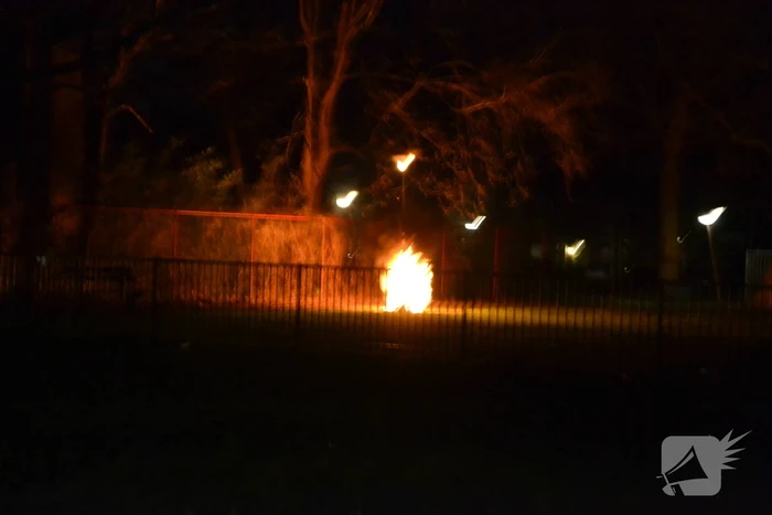 Lantaarnpaal vliegt in brand