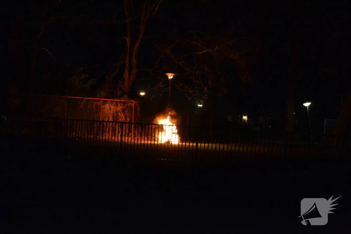 Lantaarnpaal vliegt in brand
