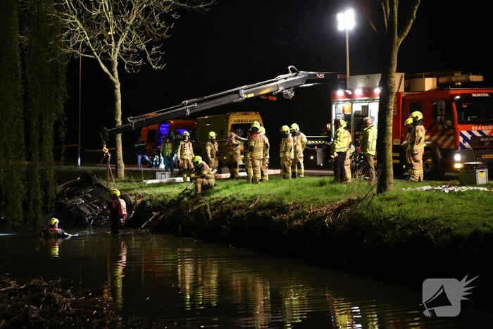 Auto te water bestuurder neemt de benen