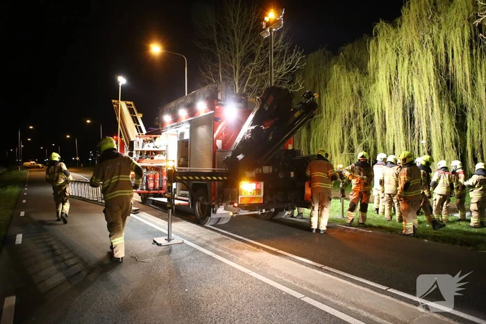 Auto te water bestuurder neemt de benen