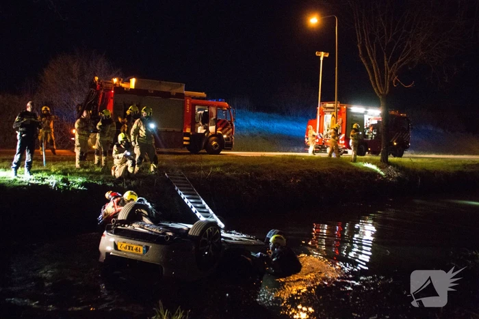 Auto te water bestuurder neemt de benen