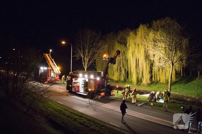 Auto te water bestuurder neemt de benen