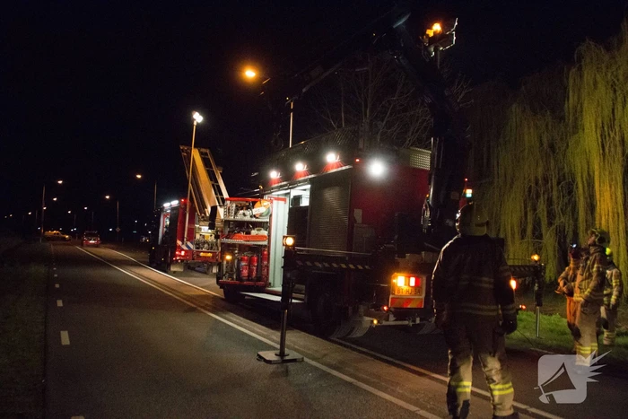 Auto te water bestuurder neemt de benen
