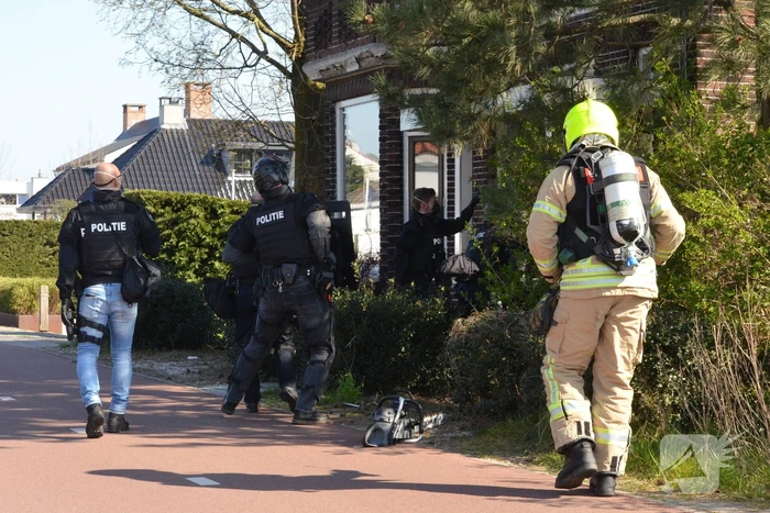 Politie valt woning binnen na vermoeden van drugslab