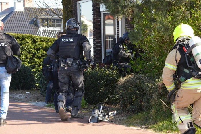 Politie valt woning binnen na vermoeden van drugslab