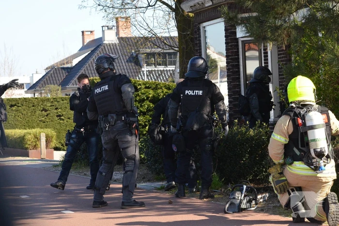 Politie valt woning binnen na vermoeden van drugslab