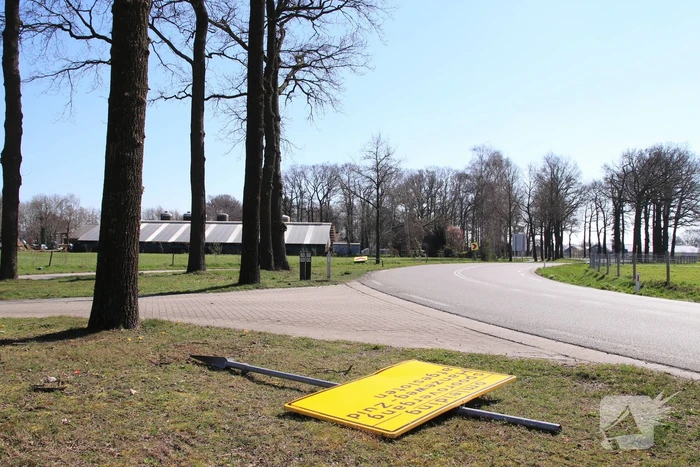 Vandalen vernielen verkeersborden op rotonde