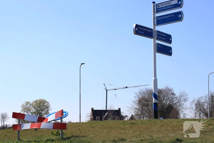 Vandalen vernielen verkeersborden op rotonde