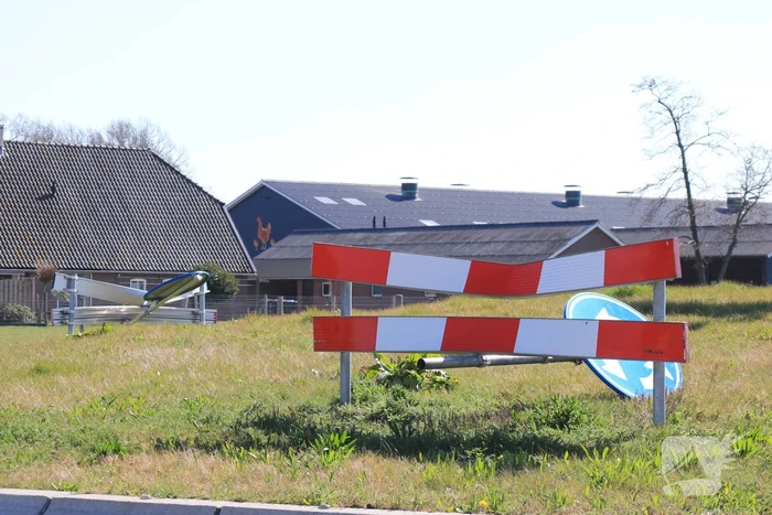 Vandalen vernielen verkeersborden op rotonde