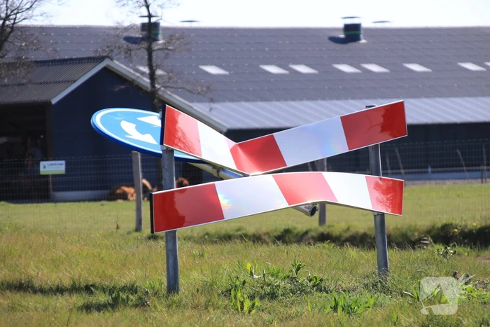 Vandalen vernielen verkeersborden op rotonde