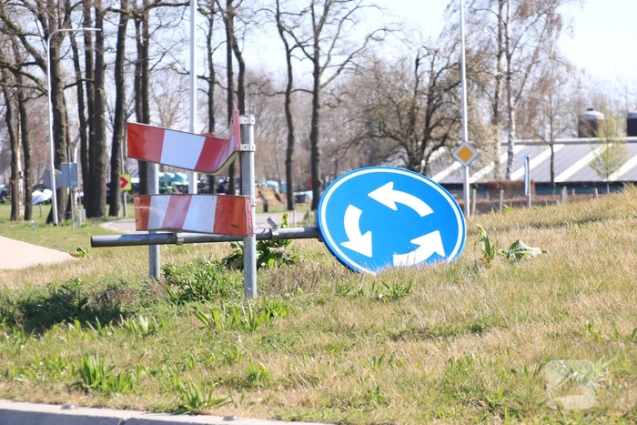 Vandalen vernielen verkeersborden op rotonde