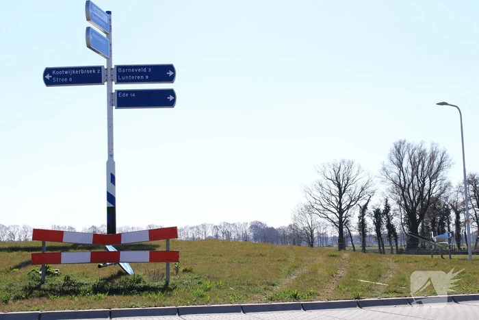 Vandalen vernielen verkeersborden op rotonde