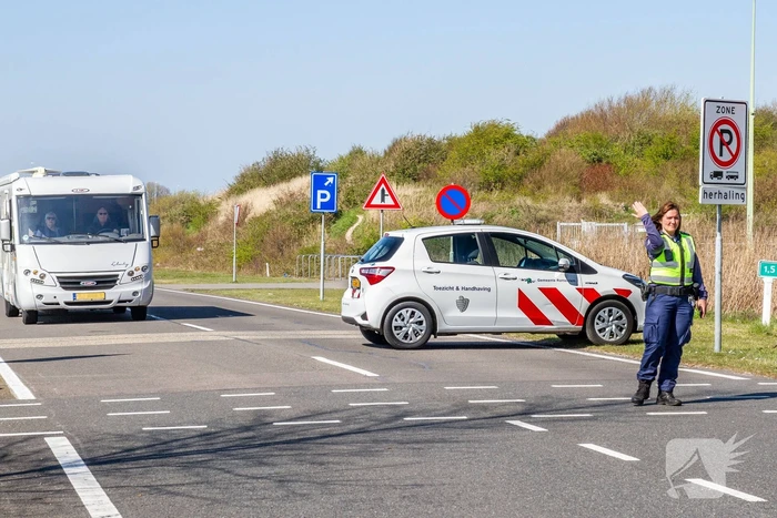 Landtong Rozenburg afgesloten door massale toestroom dagtoeristen