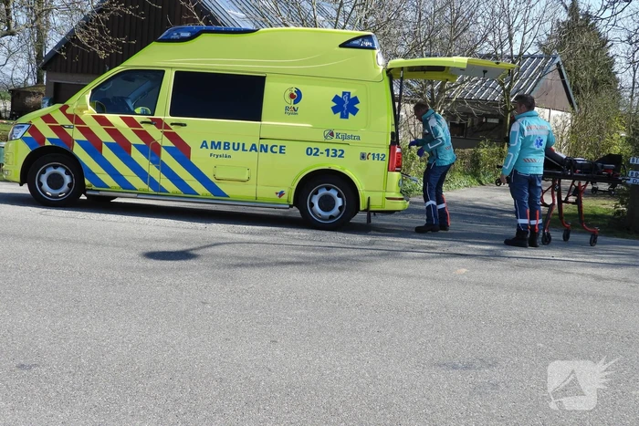 Bestuurder scootmobiel slaat over de kop