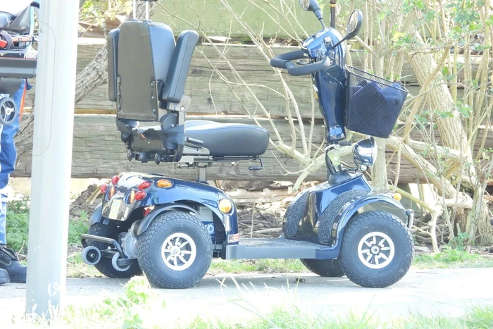 Bestuurder scootmobiel slaat over de kop