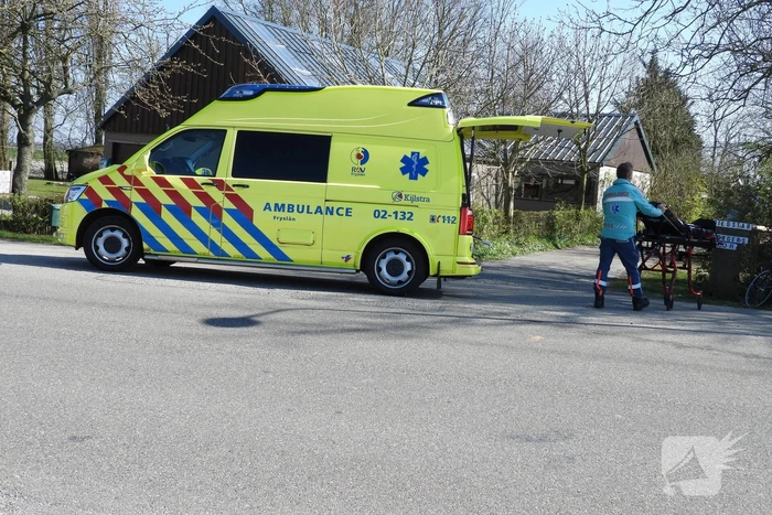 Bestuurder scootmobiel slaat over de kop
