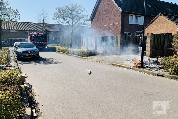 Dozen en struikgewas in brand gevlogen