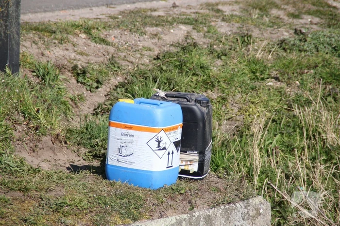 Jerrycans met mogelijk drugsafval aangetroffen