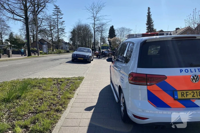 Motorrijder botst achter op auto en raakt gewond