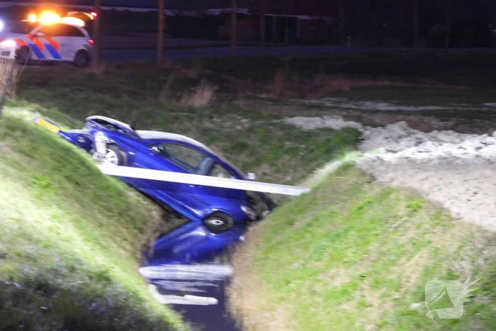 Auto belandt in de sloot