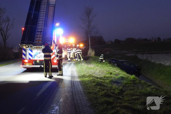 Auto belandt in de sloot