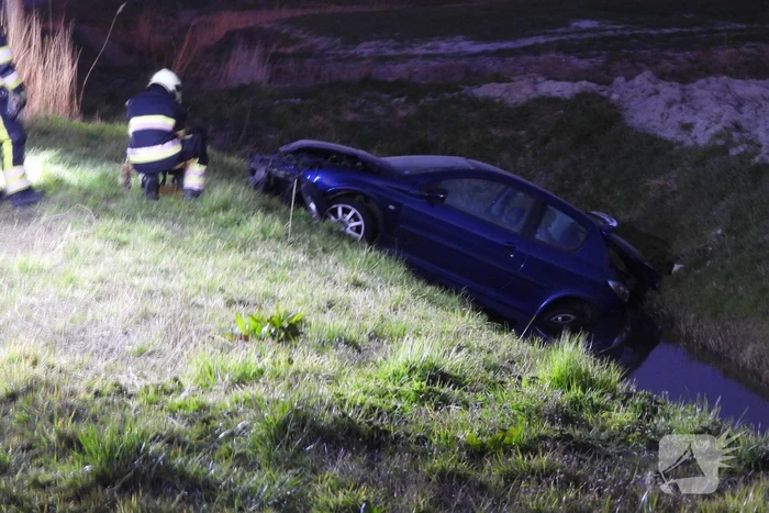 Auto belandt in de sloot