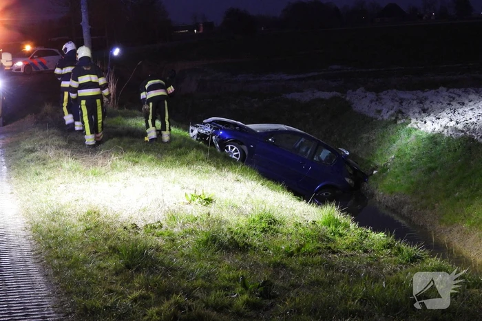 Auto belandt in de sloot