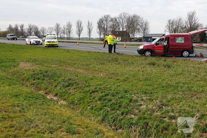 Bestelbus met aanhanger slaat over de kop