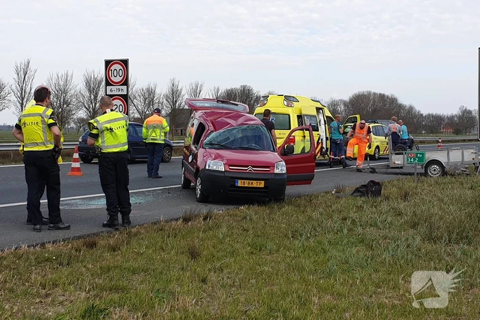 Bestelbus met aanhanger slaat over de kop