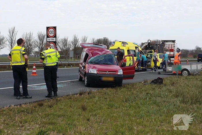 Bestelbus met aanhanger slaat over de kop