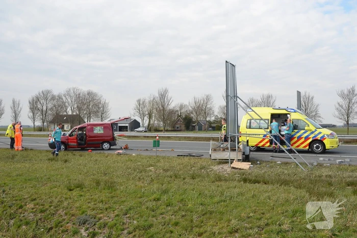 Bestelbus met aanhanger slaat over de kop