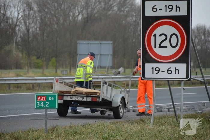 Bestelbus met aanhanger slaat over de kop