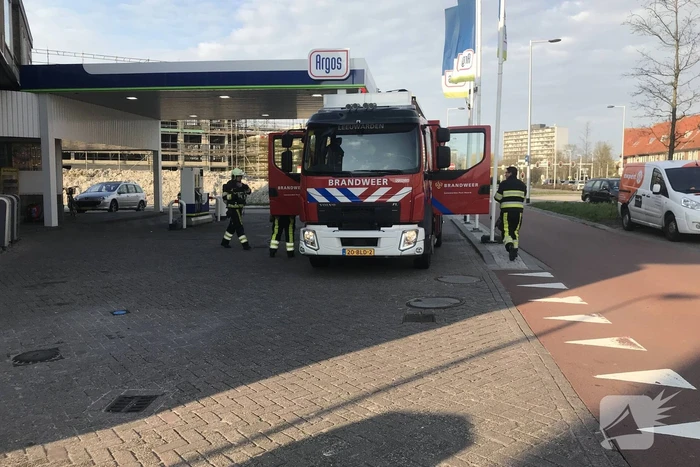 Brandgerucht in winkel van tankstation