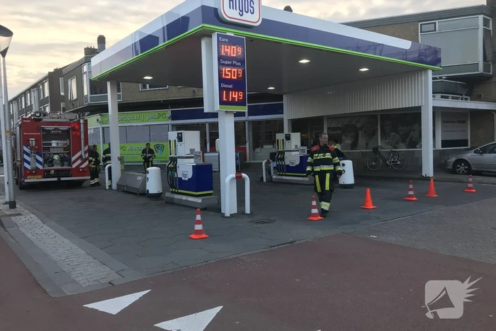 Brandgerucht in winkel van tankstation