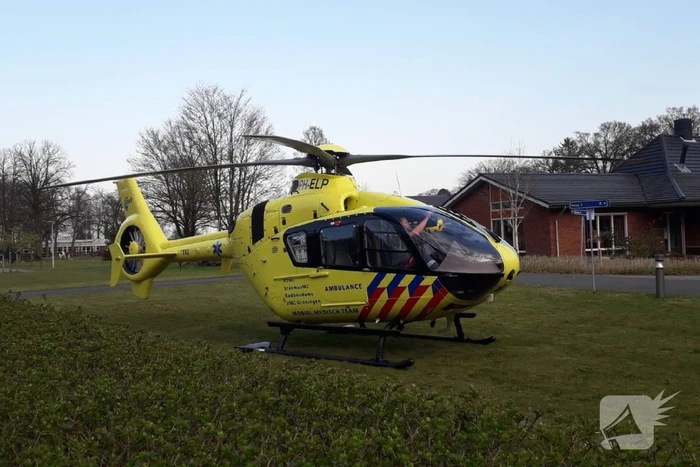 Racefietser aangereden door personenauto