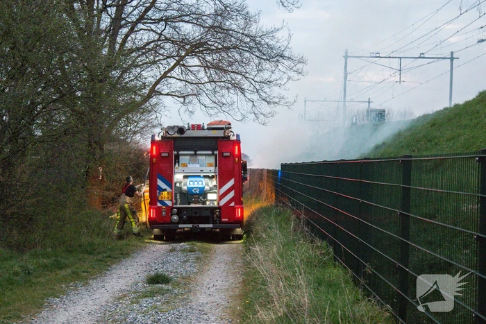 Flinke rookontwikkeling bij bermbrand langs spoorlijn