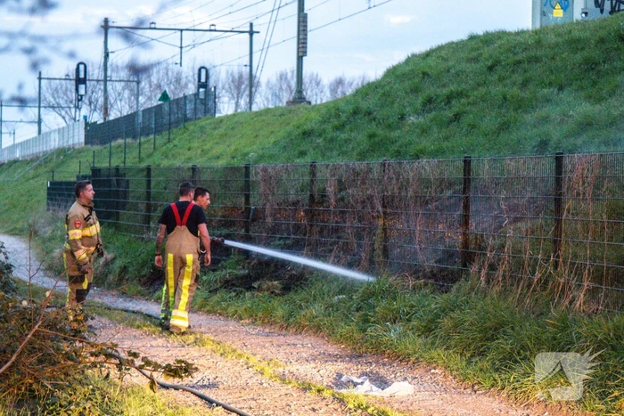 Flinke rookontwikkeling bij bermbrand langs spoorlijn