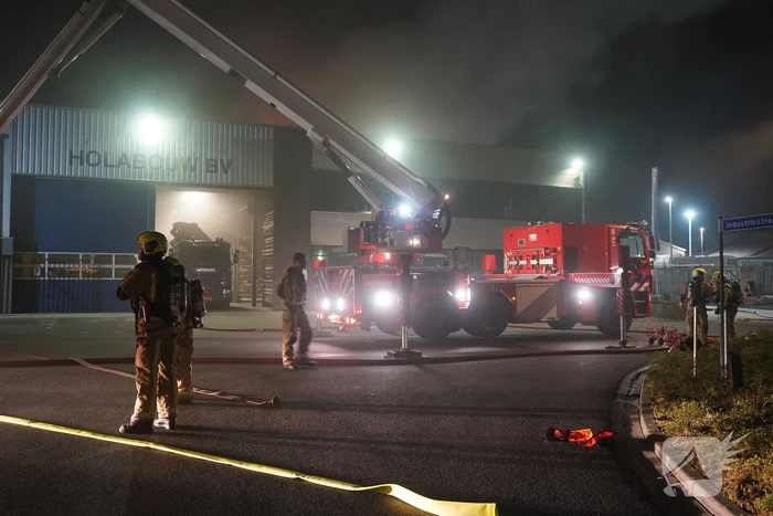 Zeer grote brand in bedrijfspand Holabouw BV