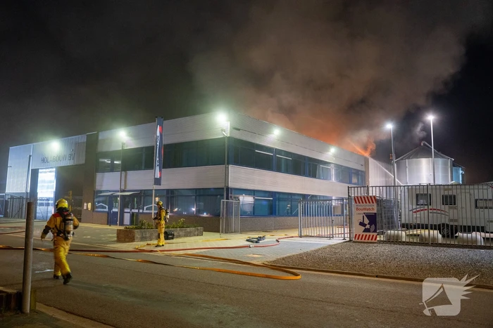 Zeer grote brand in bedrijfspand Holabouw BV