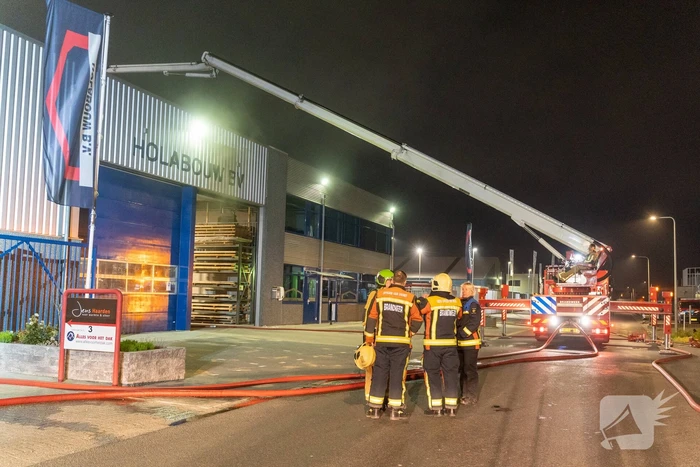 Zeer grote brand in bedrijfspand Holabouw BV