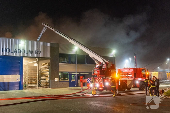 Zeer grote brand in bedrijfspand Holabouw BV